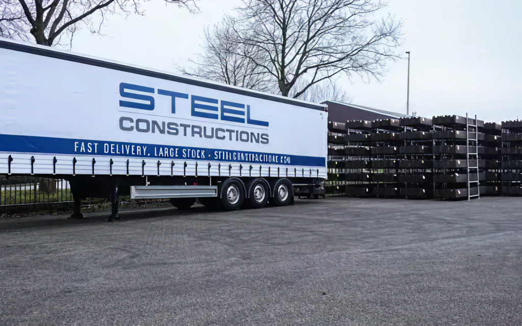 Vrachtwagen met oplegger van Steel Constructions bij een opslagterrein