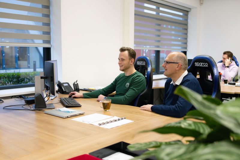 Ervaren adviseurs van Organisatiesysteem overleggen over managementsystemen op kantoor